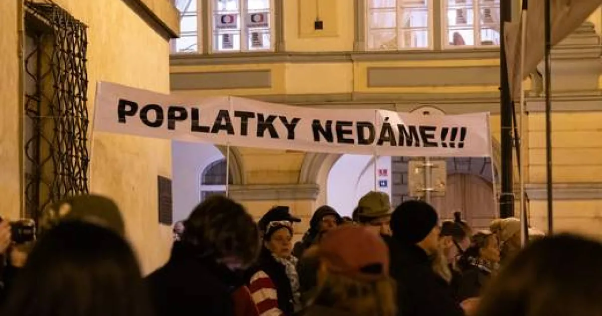 Na Staromestskom námestí protestovali tisíce ľudí za nezávislosť verejnoprávnych médií 4 Na Staromestskom námestí protestovali tisíce ľudí za nezávislosť verejnoprávnych médií