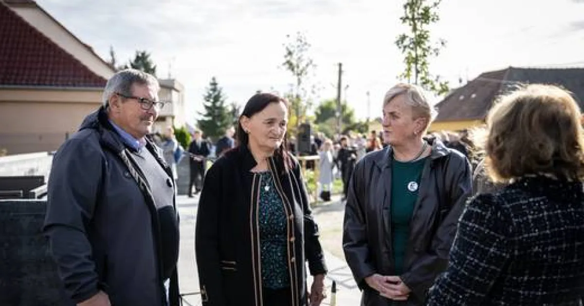 Po otvorení pamätníka vo Veľkej Mači odkazujú rodiny Kuciaka a Kušnírovej