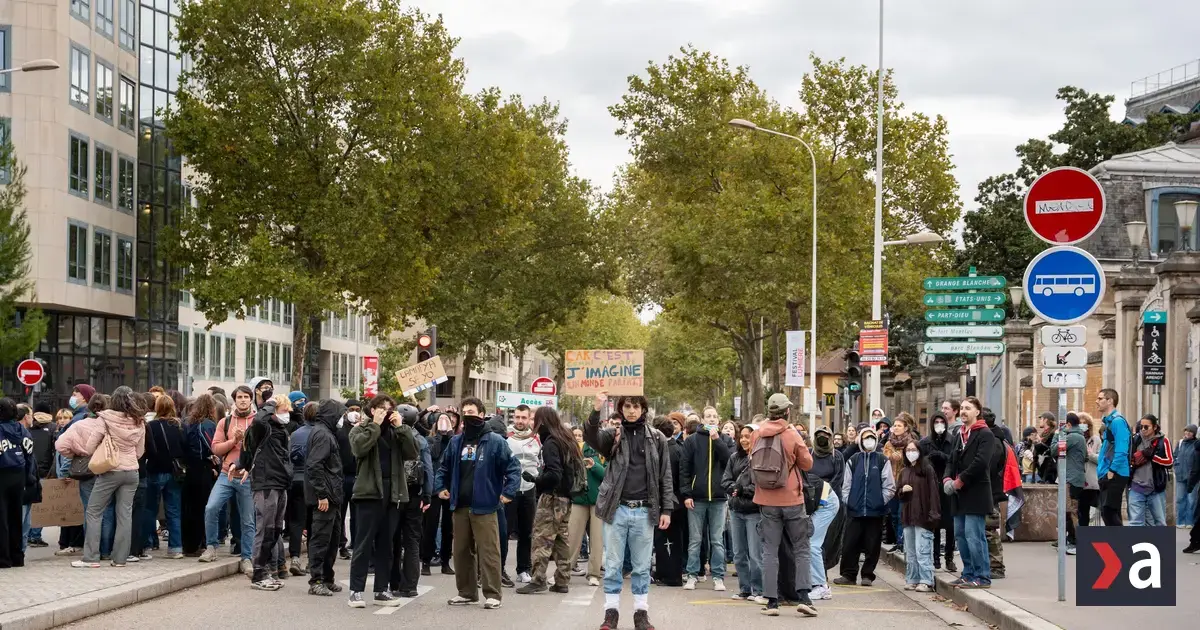 Polícia v Lyone nasadila slzotvorný plyn proti demonštrantom aj napriek zákazu protestov 2 Polícia v Lyone nasadila slzotvorný plyn proti demonštrantom aj napriek zákazu protestov