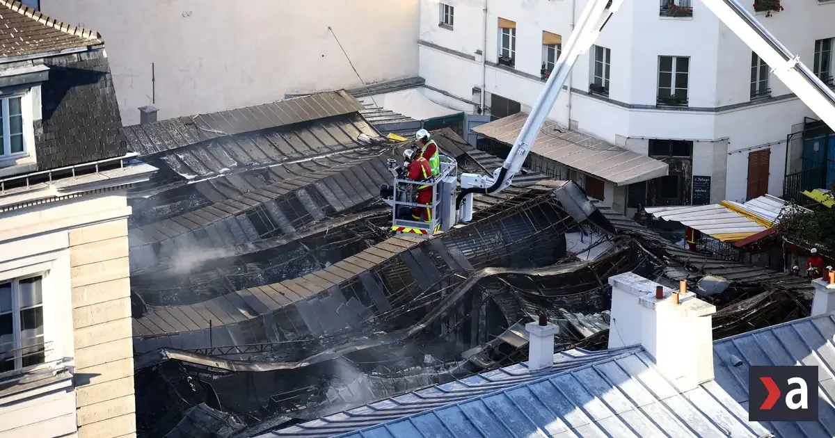 Požiar zničil najstaršiu parížsku krytú tržnicu, turistická atrakcia v plameňoch