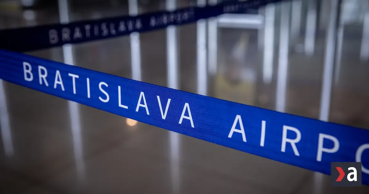 Pri lietadle na bratislavskom letisku zasahovali pre neznámu bielu látku, cestujúci čakali
