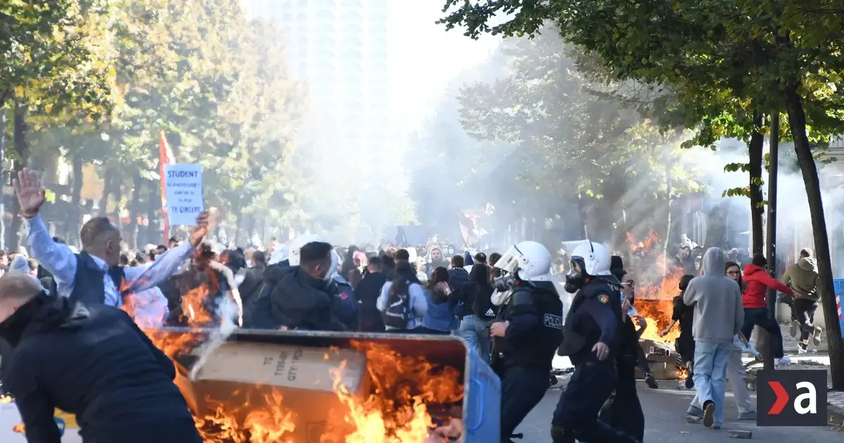 Protesty proti korupcii a stavebnému projektu otriasli albánskou vládou