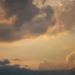 Streda so slnkom a rannými hmlami, na západe sa popoludní zatiahne