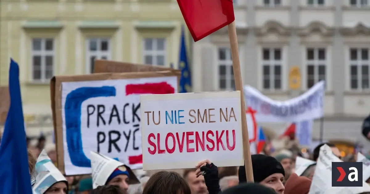 Tisíce ľudí v Prahe demonštrovali proti zrušeniu koncesionárskych poplatkov 2 Tisíce ľudí v Prahe demonštrovali proti zrušeniu koncesionárskych poplatkov