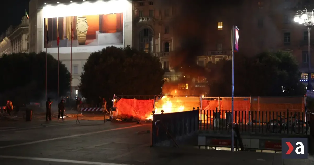 V Miláne protestujúci hádzali kamene na políciu, zatvorili stanicu metra Duomo
