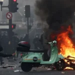 Vo Francúzsku vypukli masové protesty, polícia zadržala vyše 160 osôb