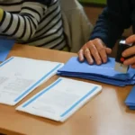 Voľby 2026: Miestnosti sa čoskoro zatvoria, prvé výsledky na ceste