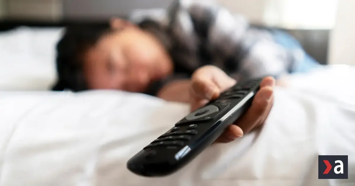 Zaspávate pravidelne pri zapnutej televízii? Odborníci varujú, čo to hovorí o vašom zdraví