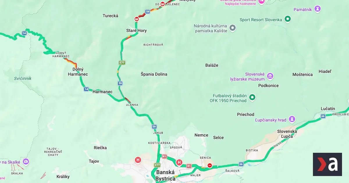 Zrážka kamiónov a auta zablokovala cestu pod Donovalmi 2 Zrážka kamiónov a auta zablokovala cestu pod Donovalmi